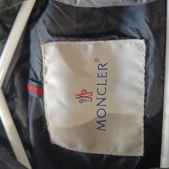 Moncler women's medium vest - Picture 6 of 11